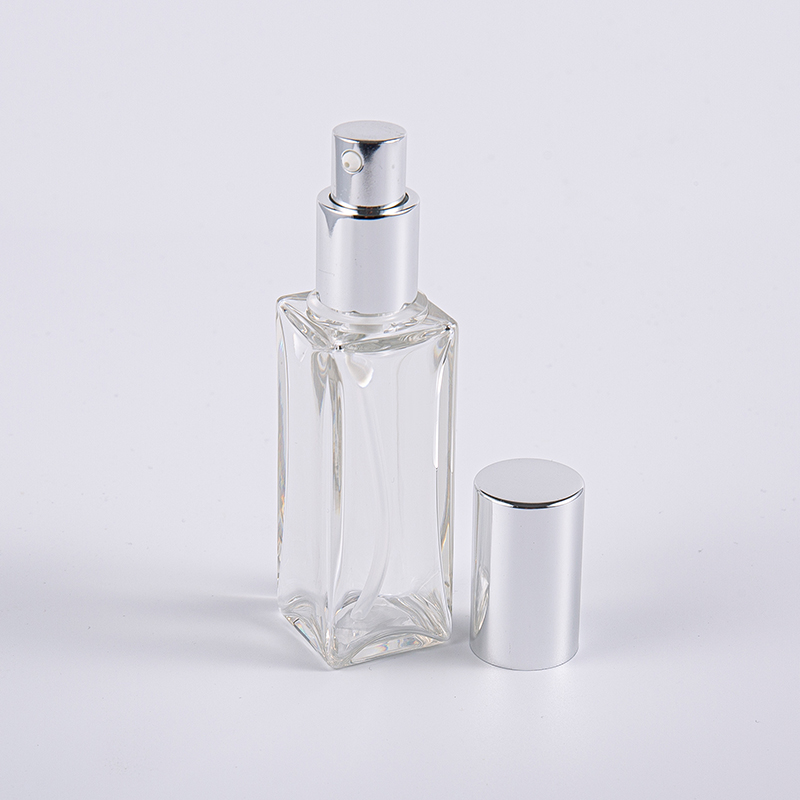 Auf Reisen verwenden Sie Gesichtsfeuchtigkeitscremes in einer quadratischen 30-ml-PETG-Lotionsflasche Auf Reisen verwenden Sie Gesichtsfeuchtigkeitscremes in einer quadratischen 30-ml-PETG-Lotionsflasche
