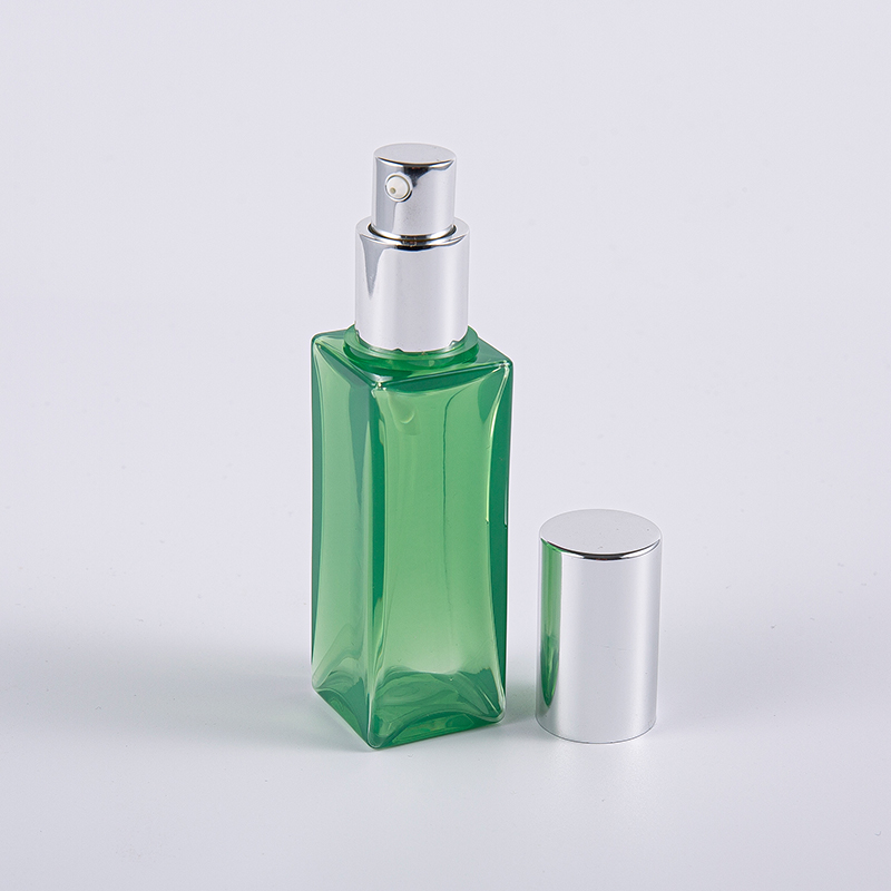 Auf Reisen verwenden Sie Gesichtsfeuchtigkeitscremes in einer quadratischen 30-ml-PETG-Lotionsflasche Auf Reisen verwenden Sie Gesichtsfeuchtigkeitscremes in einer quadratischen 30-ml-PETG-Lotionsflasche