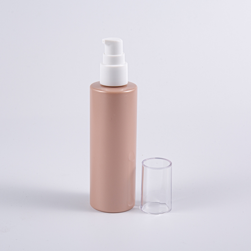 Für Kosmetika wird eine 120-ml-PET-Plastikflasche mit Sprühpumpe verwendet